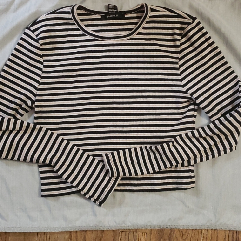 Forever 21 cropped top Long Sleeve. SIZE Large